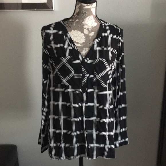 Old Navy Tops - 🌼🌺🌸 ON black and white pullover blouse